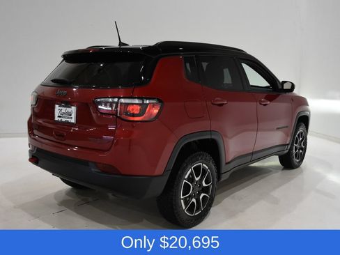 Used 2025 Jeep Compass Trailhawk AWD/4WD image 4