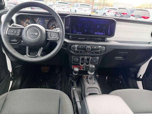 Used 2025 Jeep Wrangler Unlimited Sport AWD/4WD image 3