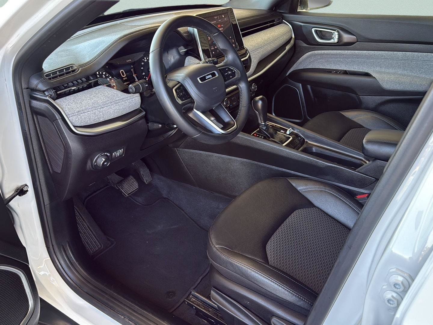 Used 2025 Jeep Compass Latitude AWD/4WD image 19