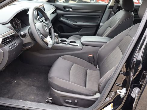 Used 2025 Nissan Altima 2.5 SV FWD image 15