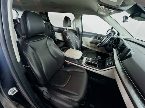 Used 2024 Kia Carnival LX image 32