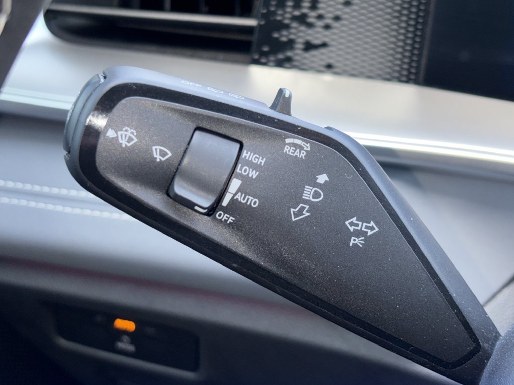Certified 2025 Volkswagen Tiguan SE FWD image 9