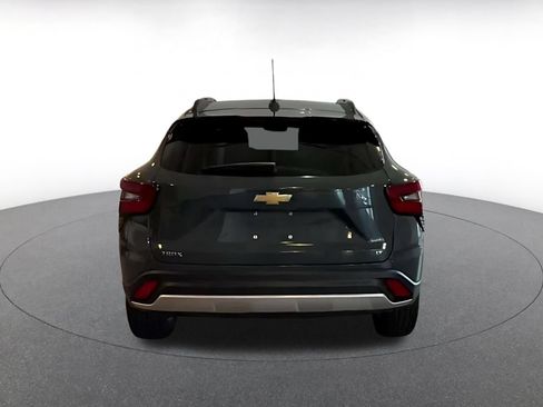 Used 2025 Chevrolet Trax LT FWD image 12