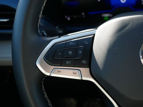 Used 2024 Volkswagen Taos SE image 31