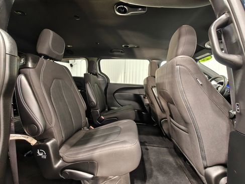Used 2024 Chrysler Pacifica Touring FWD image 22