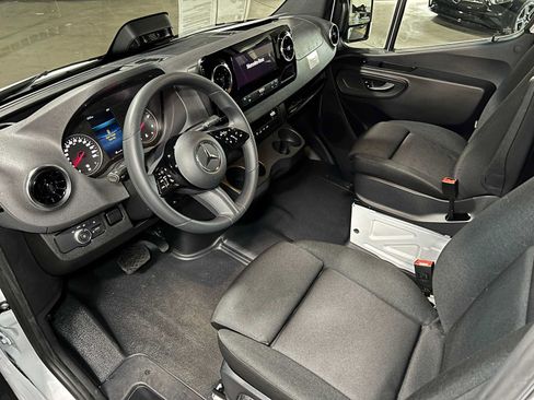 Used 2025 Mercedes-Benz Sprinter 2500 image 23
