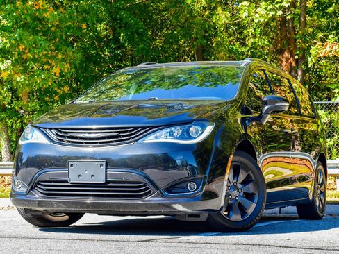 Used 2019 Chrysler Pacifica Limited w/ S Appearance Package image 1
