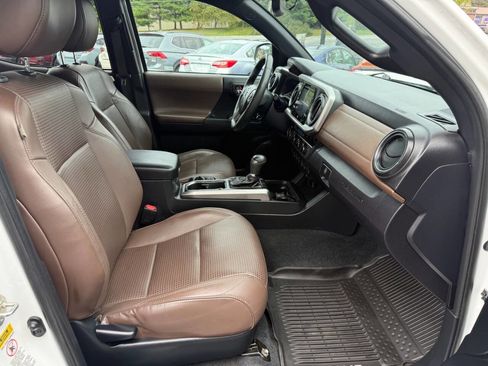 Used 2016 Toyota Tacoma Limited image 15