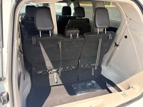 Used 2023 Chrysler Pacifica Touring-L FWD image 11
