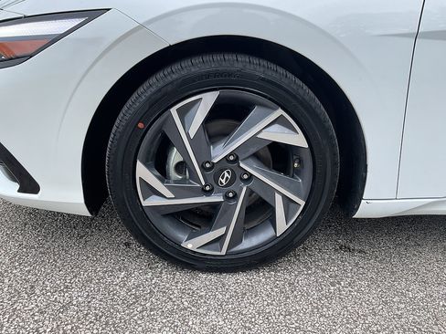 Used 2025 Hyundai Elantra Limited FWD image 14
