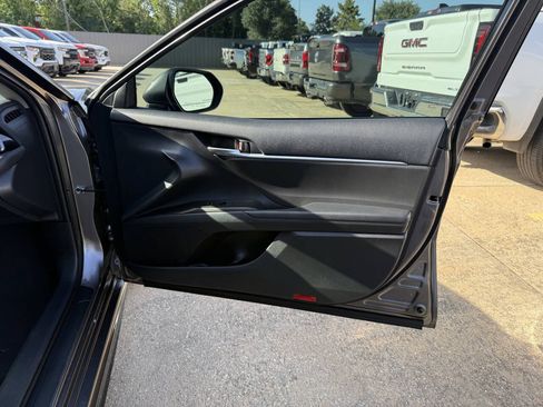 Used 2022 Toyota Camry SE FWD image 11