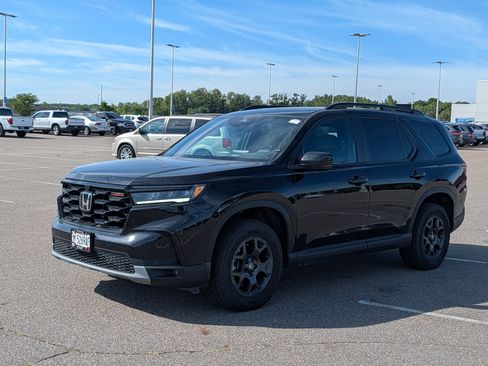 Used 2025 Honda Pilot TrailSport image 2