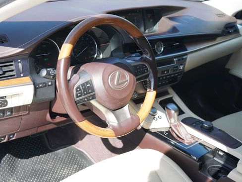Used 2016 Lexus ES 300h w/ Premium Package w/Wood Trim FWD image 7