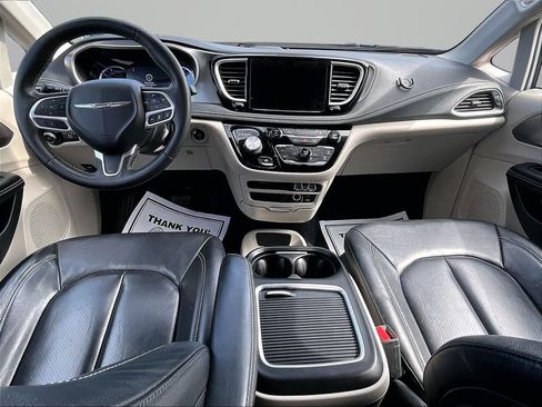 Used 2022 Chrysler Pacifica Touring-L FWD image 15