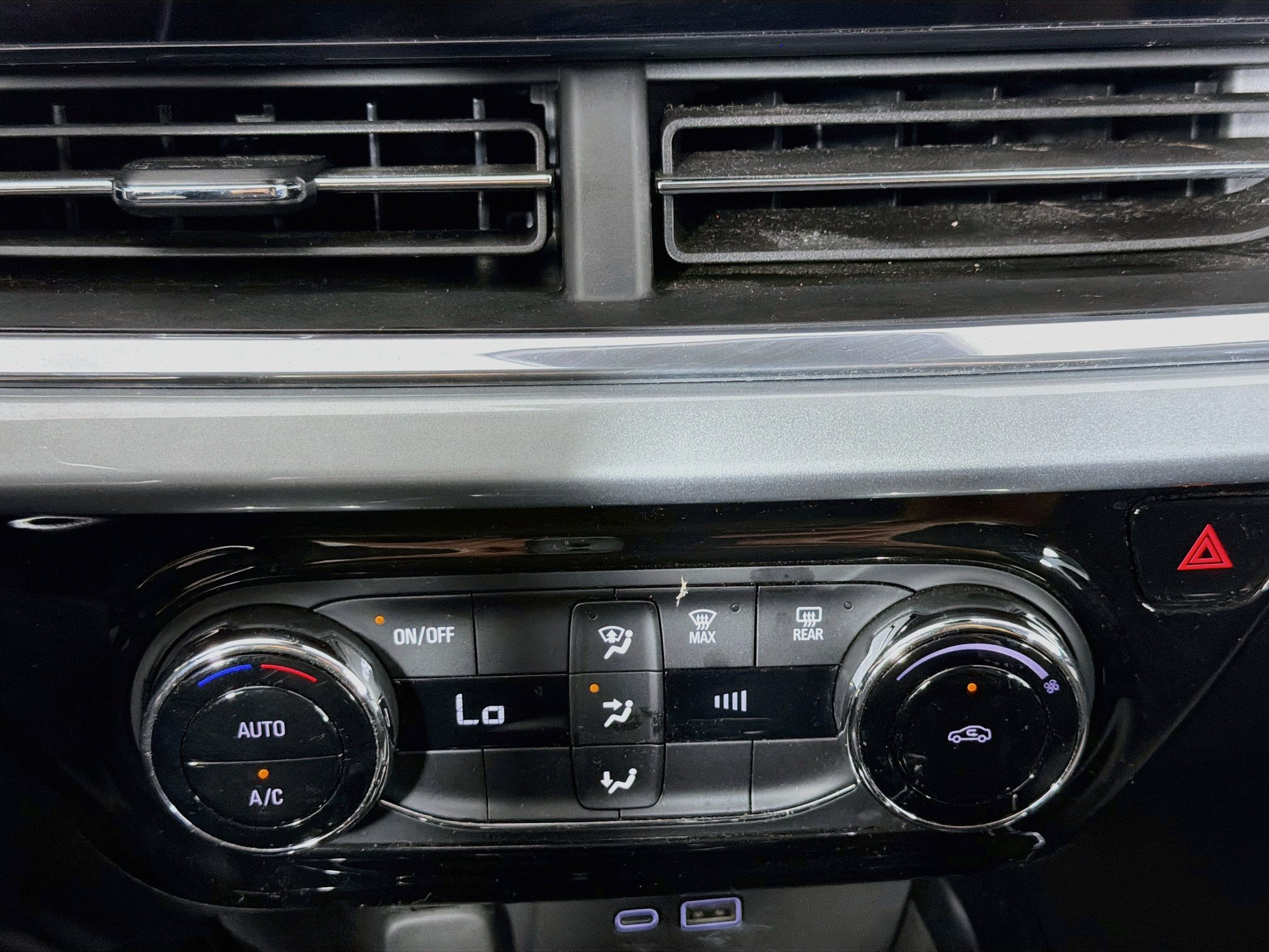 Used 2025 Chevrolet Trax LT FWD image 23