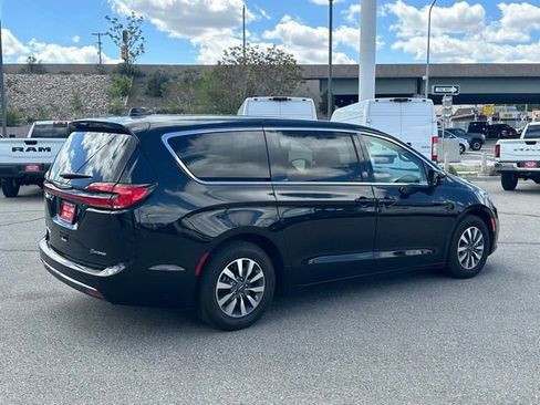 Used 2024 Chrysler Pacifica Limited FWD image 8