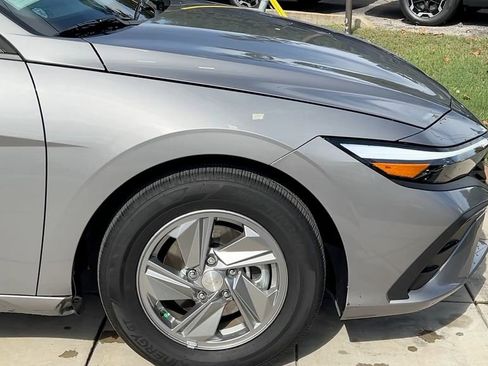 Certified 2025 Hyundai Elantra SE image 14