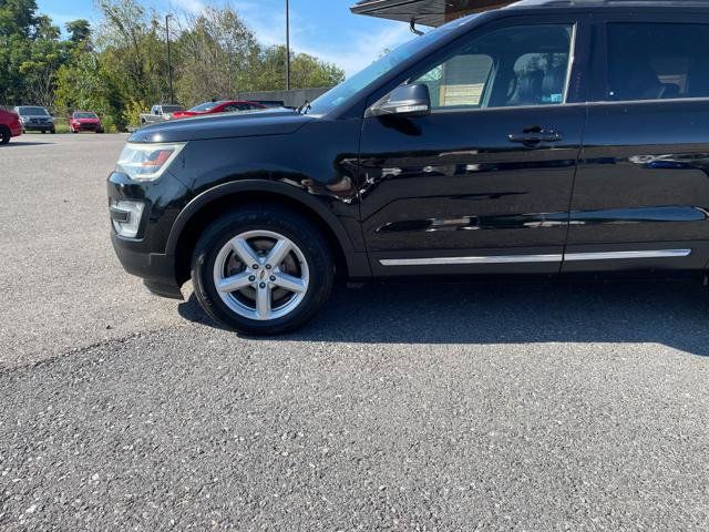 Used 2017 Ford Explorer XLT w/ Equipment Group 202A AWD/4WD image 2