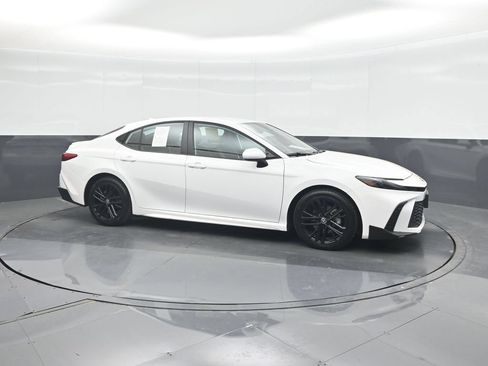 Used 2025 Toyota Camry SE FWD image 11