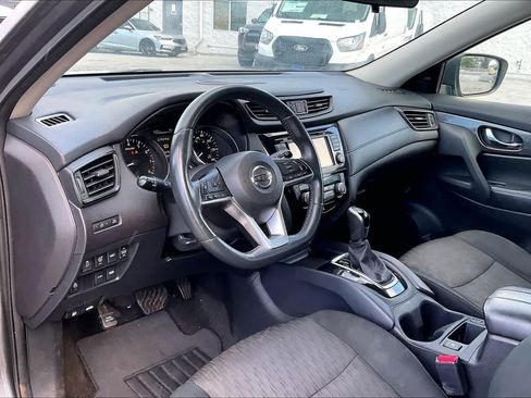 Used 2017 Nissan Rogue SV FWD image 2