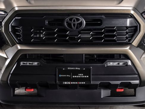 Used 2025 Toyota Tacoma TRD Sport AWD/4WD image 7