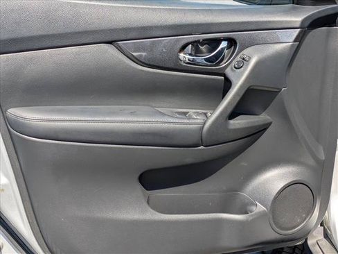 Used 2019 Nissan Rogue SV FWD image 7