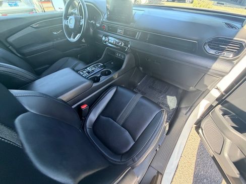 Used 2025 Honda Pilot EX-L image 12
