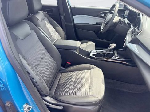 Used 2025 Chevrolet Trax LT FWD image 24