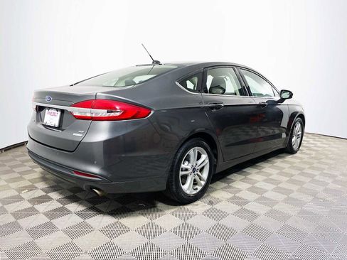 Used 2018 Ford Fusion SE w/ Fusion SE Technology Package FWD image 4