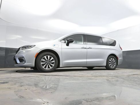 Used 2024 Chrysler Pacifica Limited FWD image 35