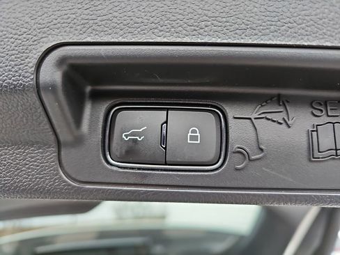 Used 2022 Ford Explorer XLT w/ Equipment Group 202A image 14