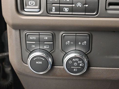 Used 2024 GMC Yukon XL SLT w/ SLT Luxury Package image 27