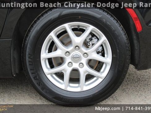 Used 2023 Chrysler Pacifica Touring-L image 8