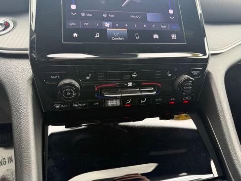 Used 2025 Jeep Grand Cherokee Altitude image 14