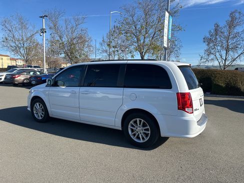 Used 2016 Dodge Grand Caravan SXT w/ UConnect Hands-Free Group image 4