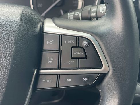 Used 2022 Toyota Highlander XLE FWD image 12