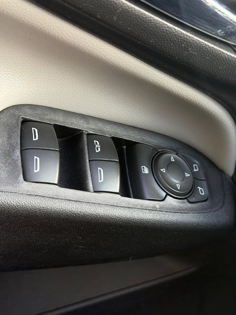 Used 2022 Chevrolet Equinox LS FWD image 36
