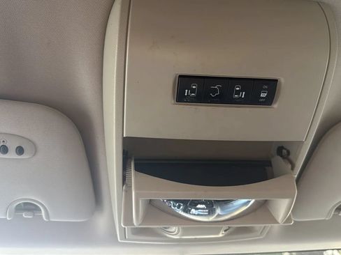 Used 2015 Chrysler Town & Country Touring FWD image 38