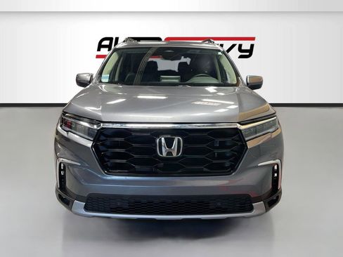Used 2025 Honda Pilot Touring image 2