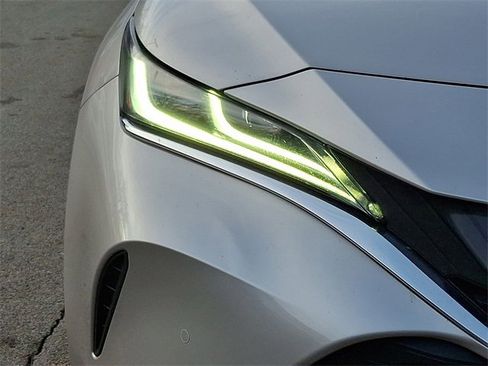 Used 2021 Toyota Venza Limited image 9