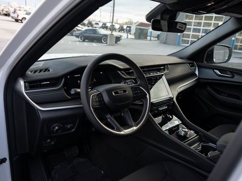 New 2025 Jeep Grand Cherokee L Laredo image 13