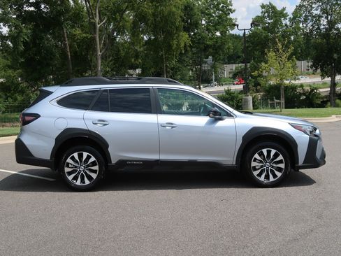 Used 2025 Subaru Outback Limited w/ Popular Package #2 AWD/4WD image 9