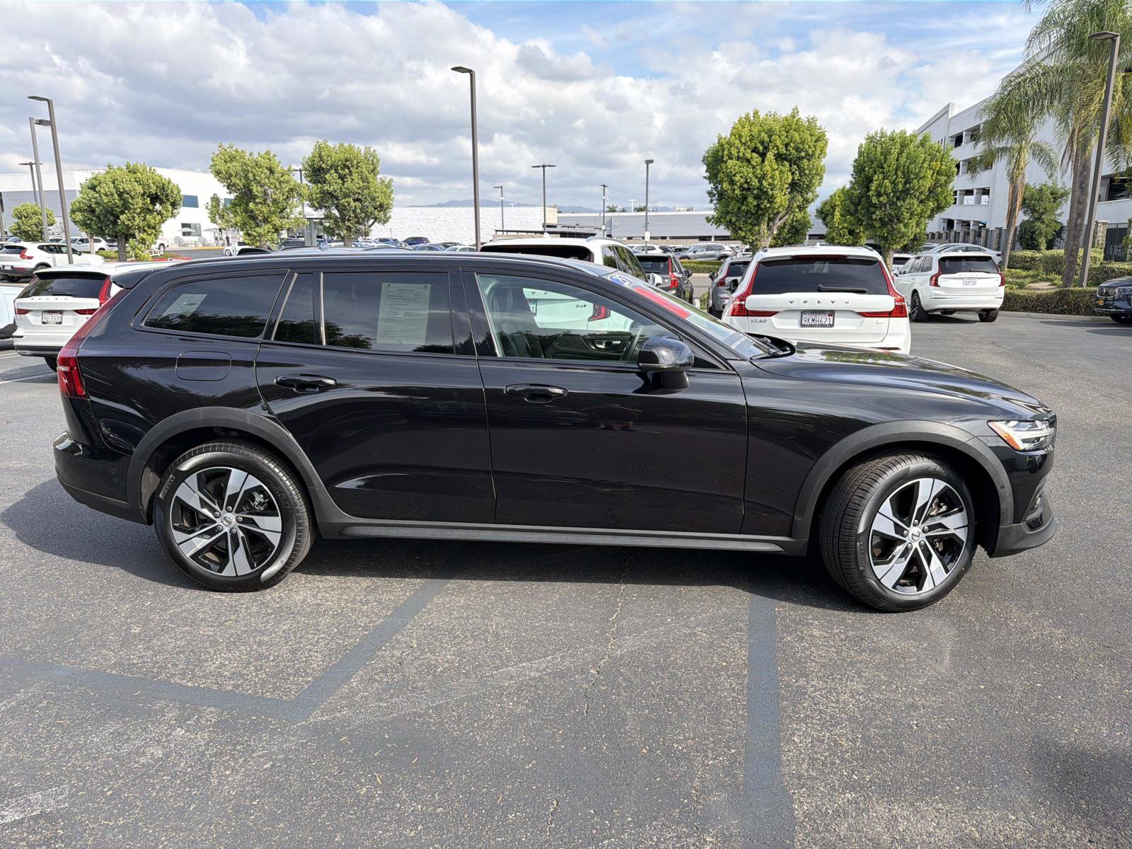 Certified 2025 Volvo V60 B5 Cross Country Plus AWD/4WD image 4