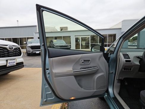 Used 2015 Toyota Prius V Five image 23