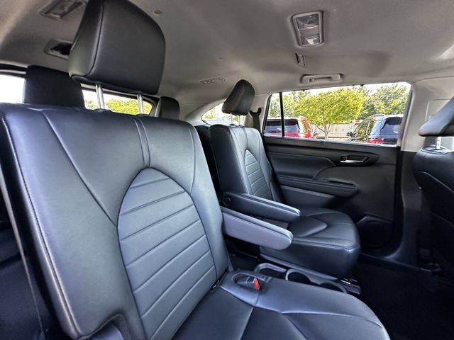 Used 2024 Toyota Highlander XLE AWD/4WD image 36