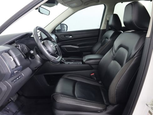 Used 2024 Nissan Pathfinder SL w/ Black Appearance Package image 17