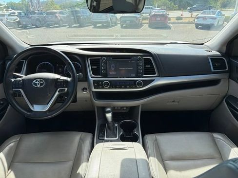 Certified 2018 Toyota Highlander XLE w/ Carpet Mat Package (TMS) AWD/4WD image 12
