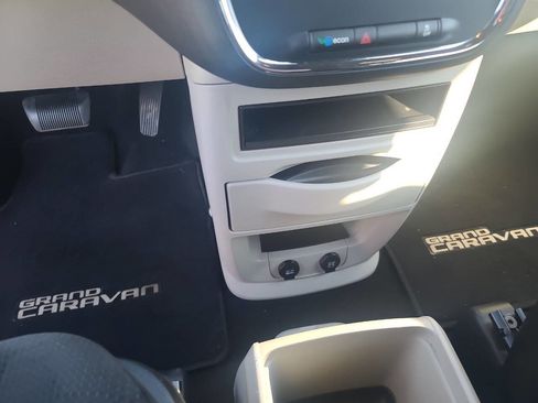 Used 2016 Dodge Grand Caravan SE image 15
