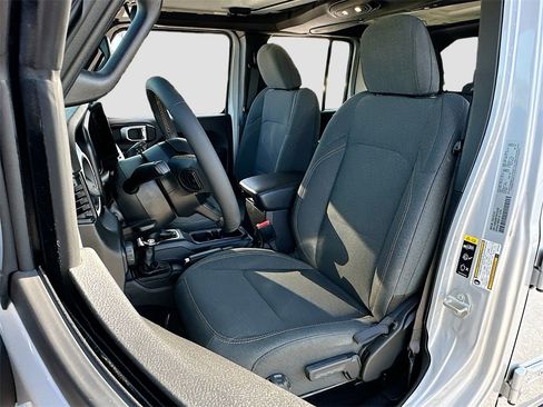 Used 2024 Jeep Wrangler Unlimited image 19