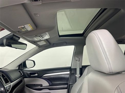 Used 2018 Toyota Highlander XLE image 17